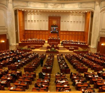 Chiul generalizat: În medie, senatorii şi deputaţii României au muncit zece zile pe lună în prima sesiune parlamentară a anului